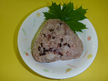 七分づき米と伝統黒米”弥生紫”を混ぜて炊いたおにぎり